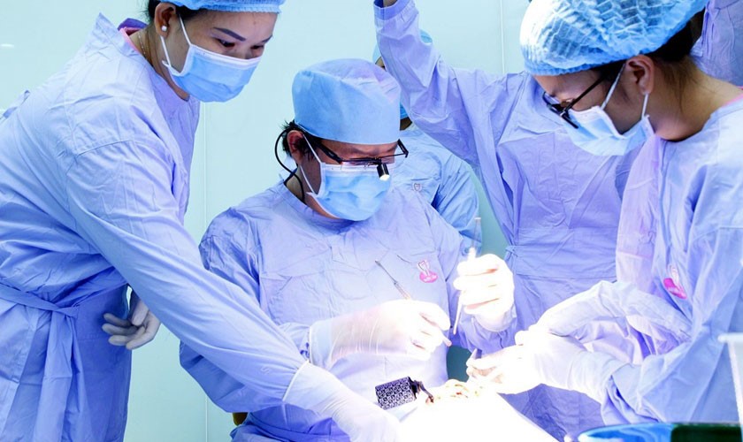 Tiến sĩ, Bác sĩ Võ Văn Nhân đang tiến hành cấy ghép răng Implant bằng công nghệ định vị cho bệnh nhân